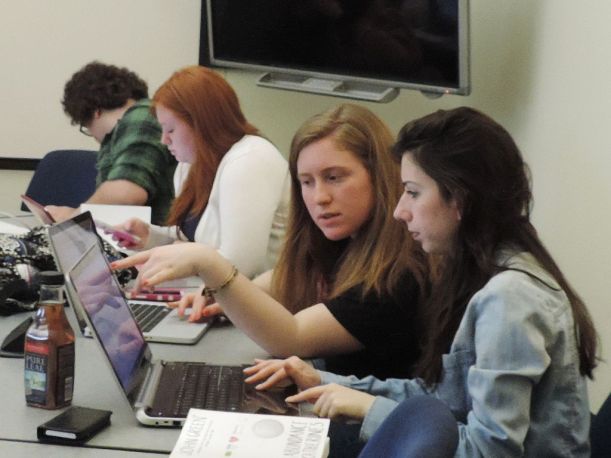 Alumnes amb ordinadors portàtils a l'aula